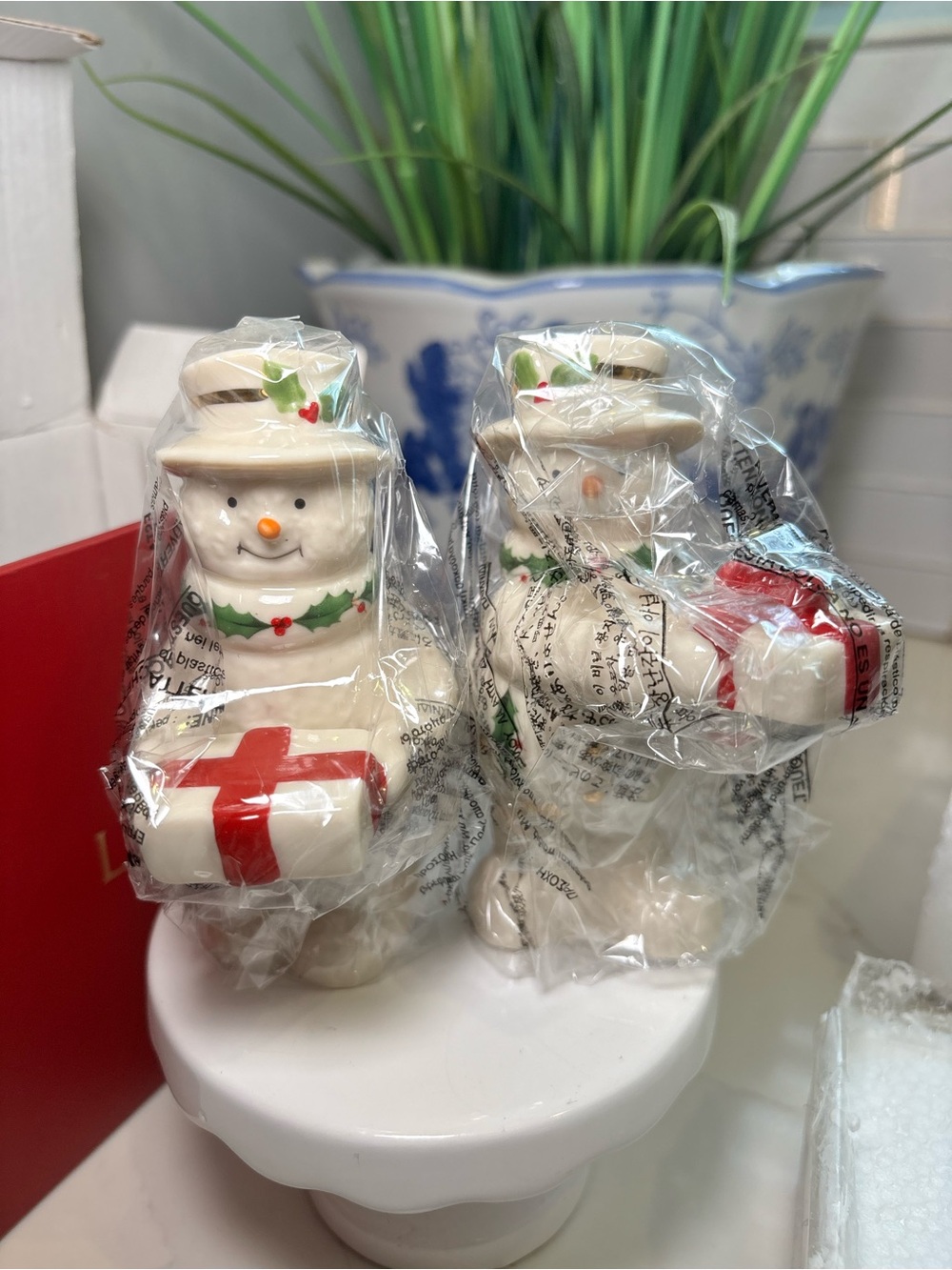 Lenox Happy Holly Days Snowman Sharing Gifts Salt & Pepper Shaker Set NIB Xmas